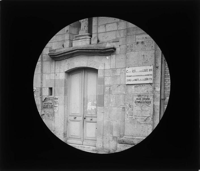 Porte d'entrée et plaque commémorative