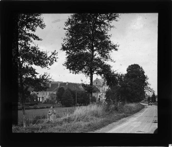 Ensemble sud-est depuis la route et homme sur le bas-côté