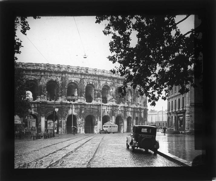 Façade nord-est sur rue animée