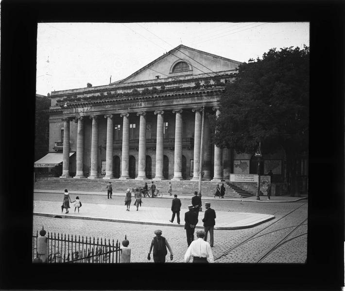 Façade à colonnades sur place animée