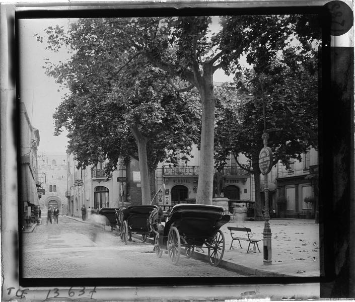 Ensemble sur place animée avec voitures stationnées