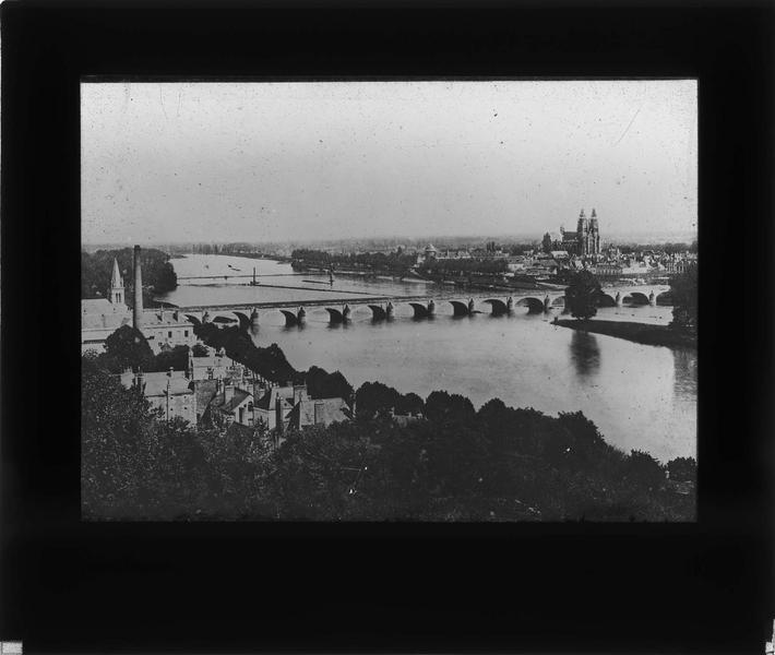 Vue en plongée du pont sur la Loire et ville en arrière-plan