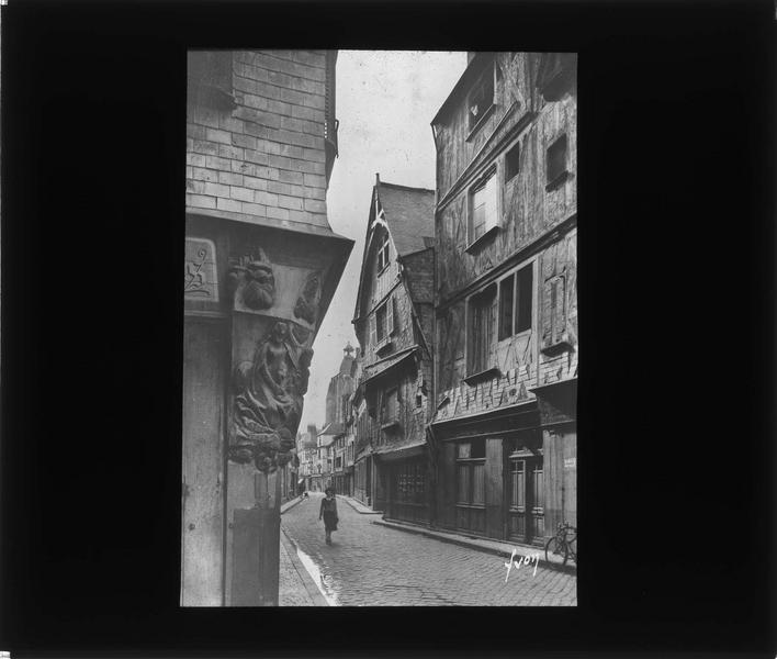 Façades sur rue avec pilier sculpté à l'angle des rues du Change et de la Monnaie au premier plan