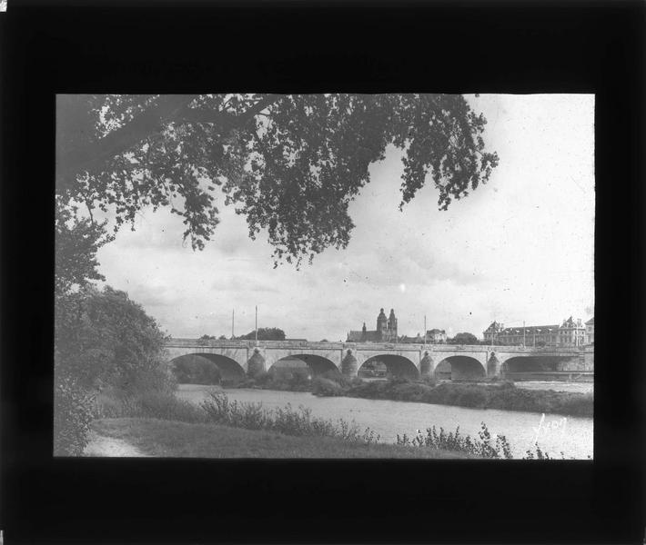 Pont sur la Loire depuis le quai