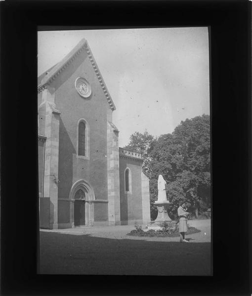 Musée de sainte Bernadette, façade sur cour et statue de Bernadette Soubirous