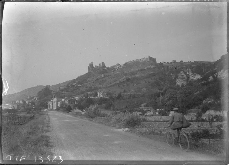 Ensemble depuis une route en contrebas et cycliste