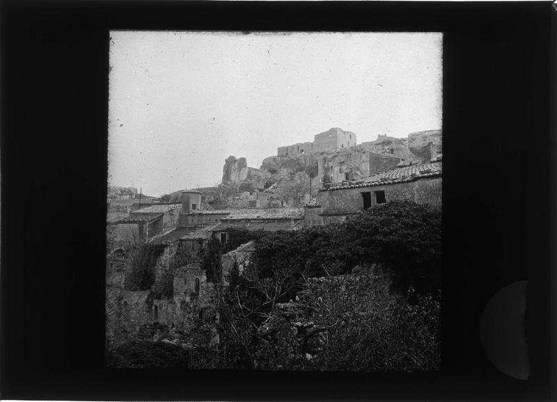 Ensemble depuis un jardin en contrebas