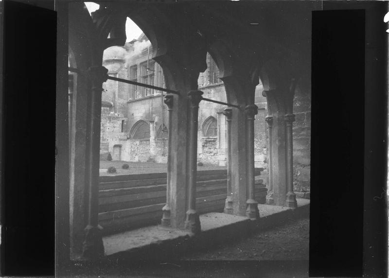 Intérieur, galerie des évêques