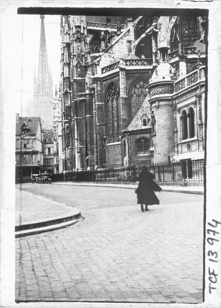 Façade sud, vue partielle et flèche de la cathédrale Notre-Dame en arrière-plan