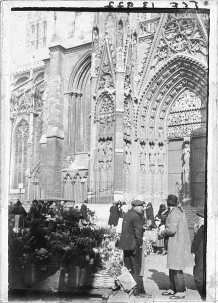 Façade sud, portail de la Calende et marché aux fleurs au premier plan