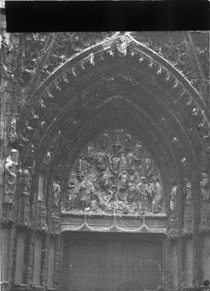 Façade ouest, portail central, tympan représentant l'arbre de Jessé