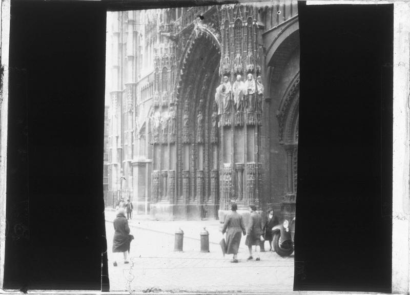 Façade ouest, portail central, angle sud sur place animée