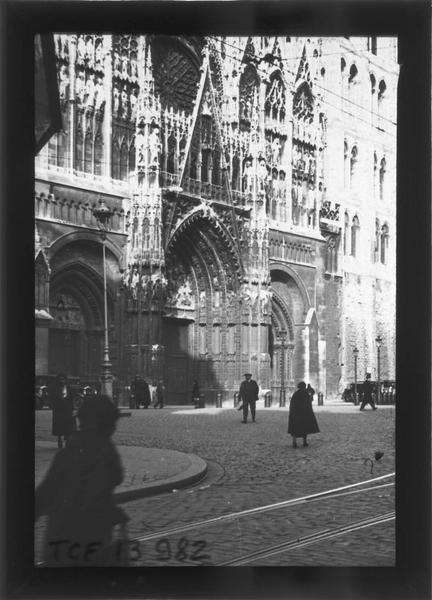 Façade ouest, portails, angle nord sur place animée