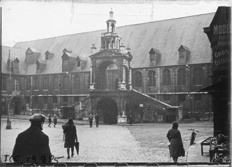 Façade nord avec la Fierté Saint-Romain sur place animée