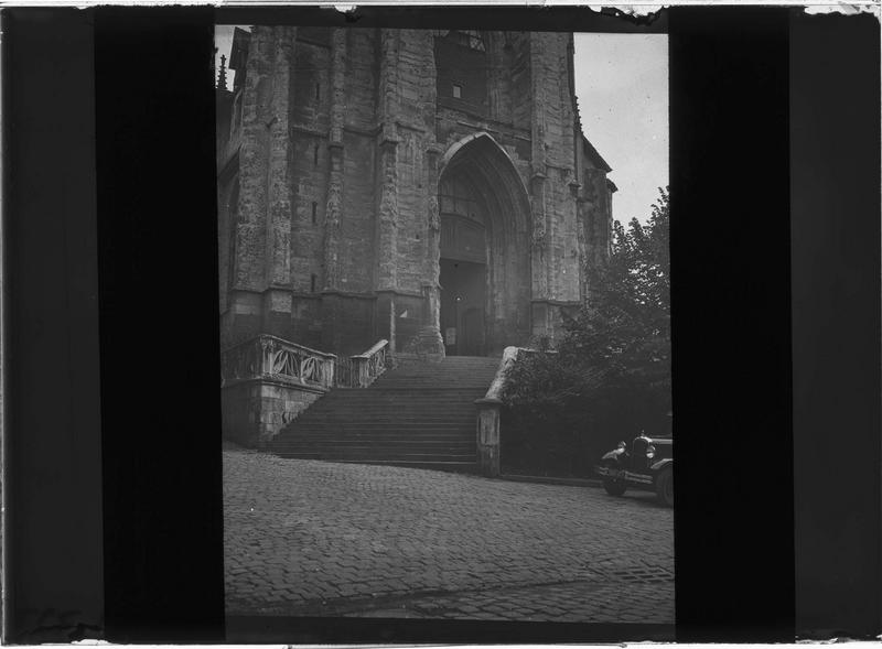 Façade ouest, escalier et portail