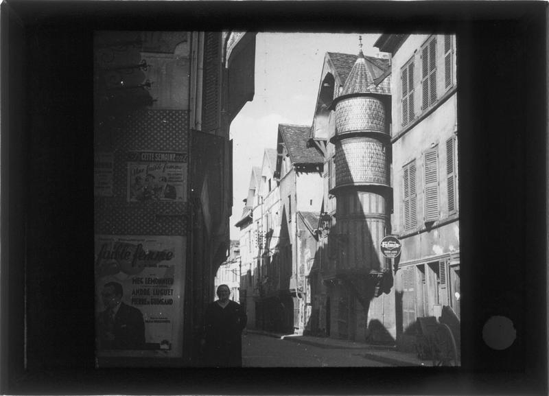 Façade à pans de bois et tourelle d'angle sur rue