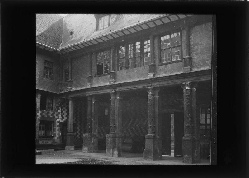 Façade ouest avec galerie à colonnes corinthiennes sur cour intérieure