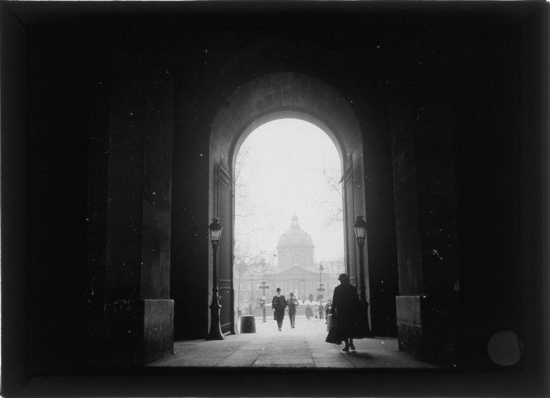 Façade nord depuis l'entrée du palais du Louvre sur le quai des Tuileries