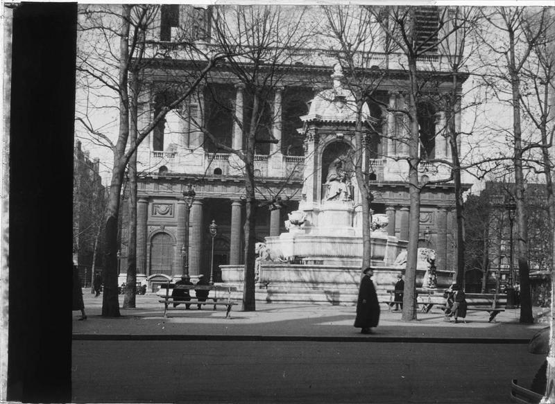 Ensemble sur place animée et façade de l'église Saint-Sulpice en arrière-plan