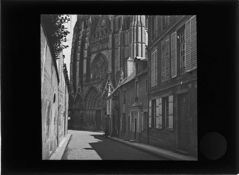 Façade ouest depuis la rue des Chanoines