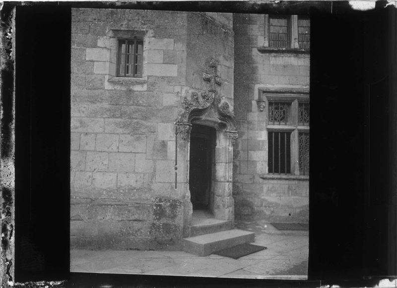 Tourelle d'escalier, porte d'entrée sur cour intérieure