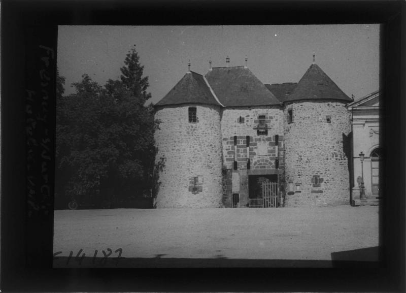 Porte d'entrée flanquée de deux tours