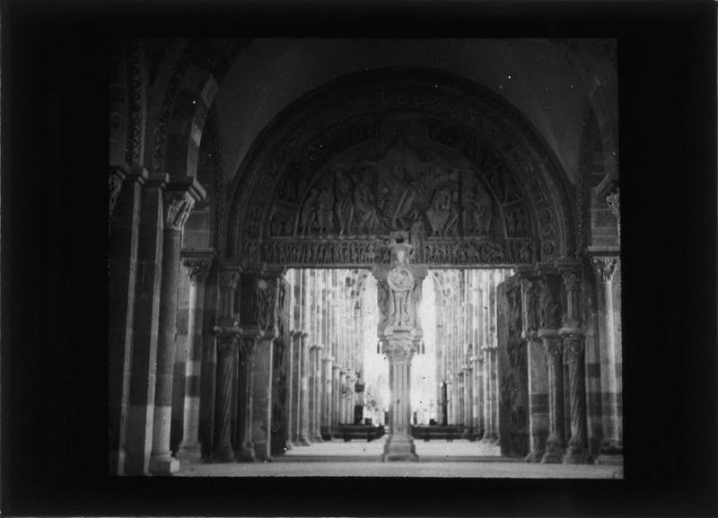 Intérieur : narthex, portail central à tympan sculpté