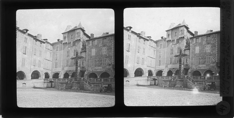 Croix monumentale, balustrade des couverts de Reyniès et façades