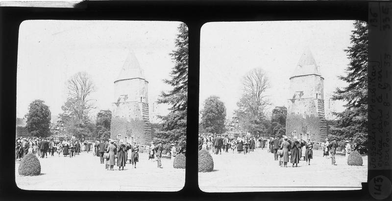 Tour des anciennes fortifications, dite Tour-Prison, sur parc animé lors de la fête du Pardon de Notre-Dame de Roncier