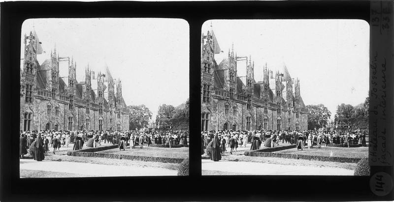 Façade sur parc avec puits, vue animée lors de la fête du Pardon de Notre-Dame de Roncier