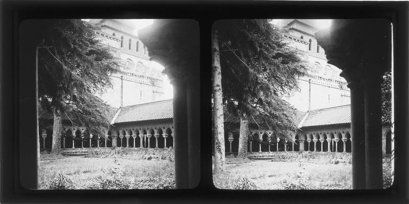 Cloître : jardin depuis la galerie