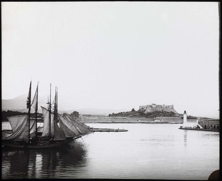 Ensemble depuis le port avec voiliers à quai