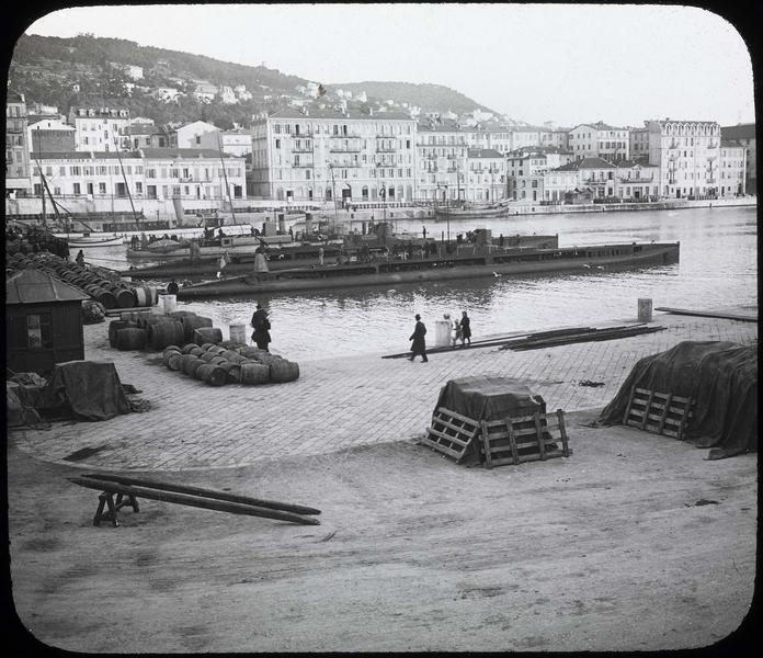 Ensemble animé avec sous-marins et tonneaux à quai