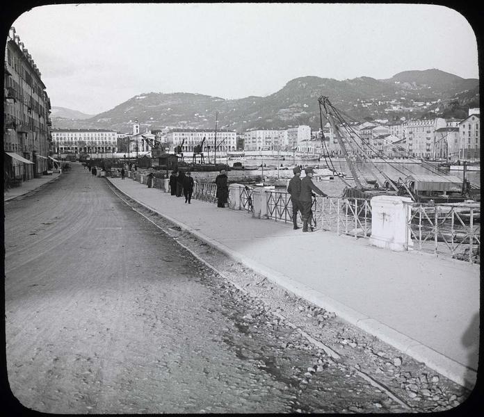 Ensemble animé depuis le quai de la Douane