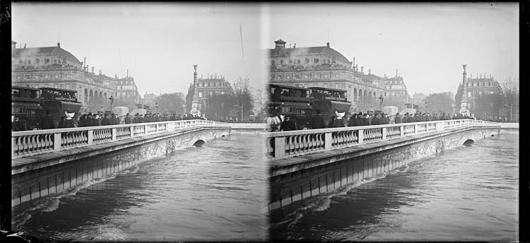 Crue de la Seine : ensemble depuis le Quai de la Corse, vue animée avec piétons et bus