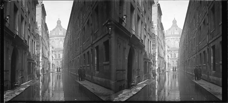 Crue de la Seine : façades sur rue inondée et dôme du palais de l'Institut en arrière-plan, vue animée