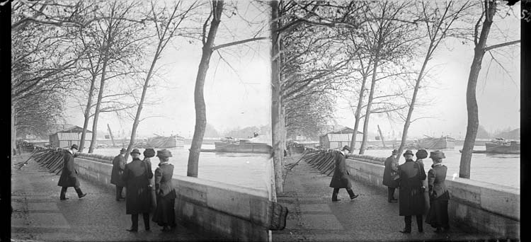 Crue de la Seine : ensemble depuis la voie Georges-Pompidou (actuelle), vue animée avec passants regardant les péniches sur la Seine