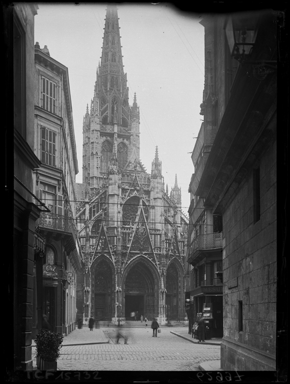 Perspective sur la façade occidentale de l’église