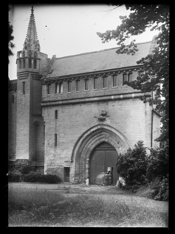 Vue du bâtiment d’entrée, dit Portail de la Crosse