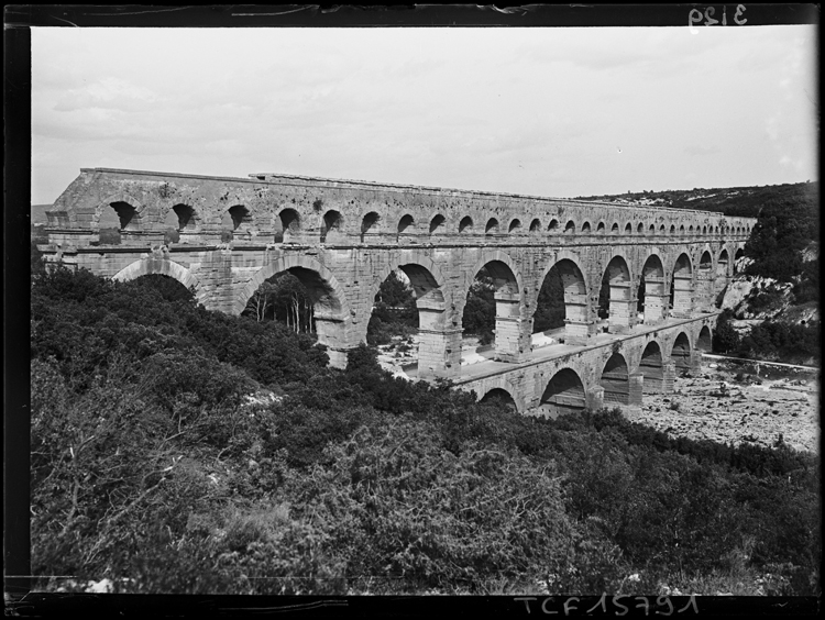 Perspective sur l’aqueduc enjambant le Gardon