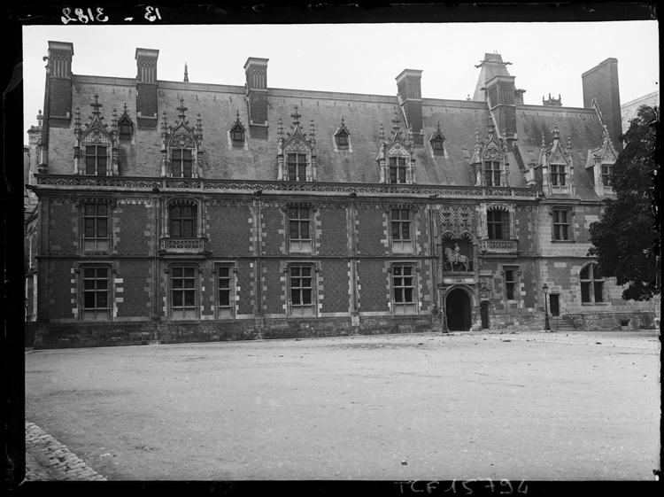 Façade de l’aile Louis XII, avec sa porte surmontée de la statue équestre du roi