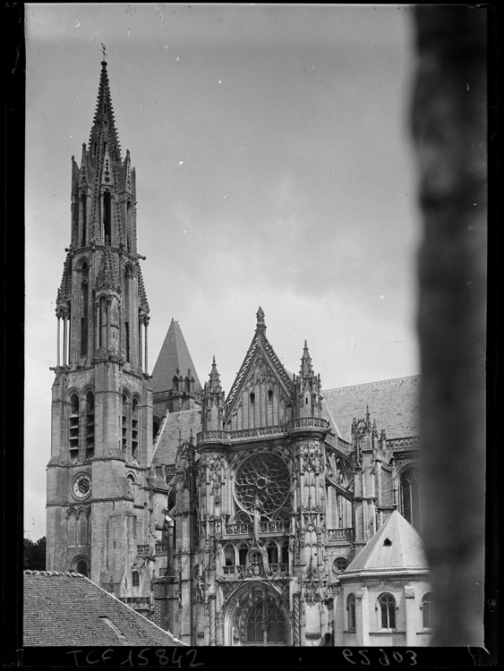 Portail Sud de la cathédrale pris depuis une hauteur