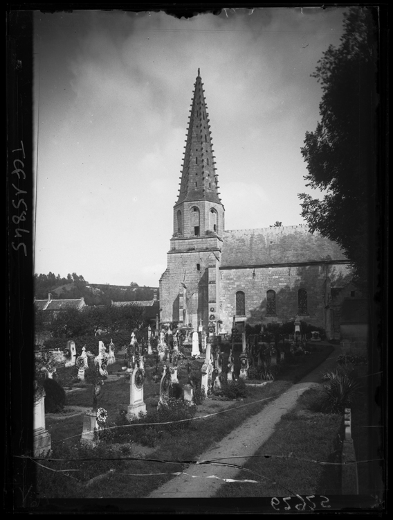 Vue partielle de la façade Sud avec le clocher, le cimetière au premier plan