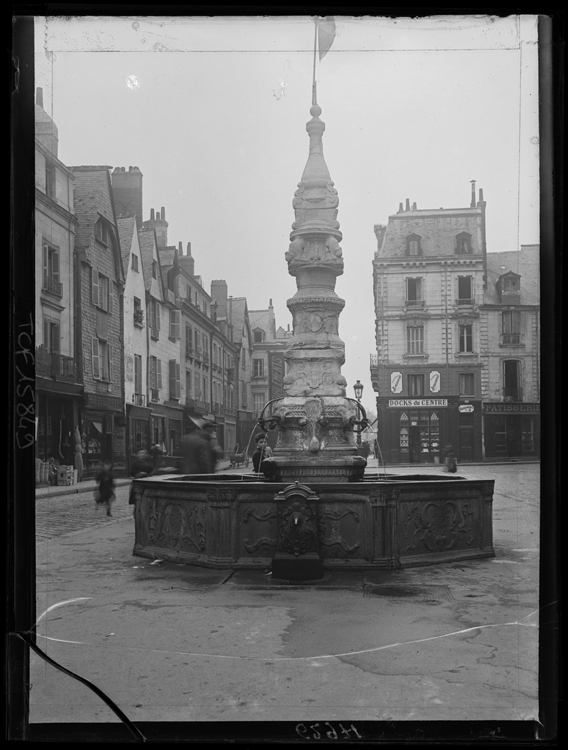 La fontaine à l’époque où elle se trouvait place du Grand-Marché