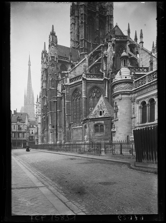 Ensemble Sud-est avec, en arrière-plan, la flèche de la cathédrale Notre-Dame