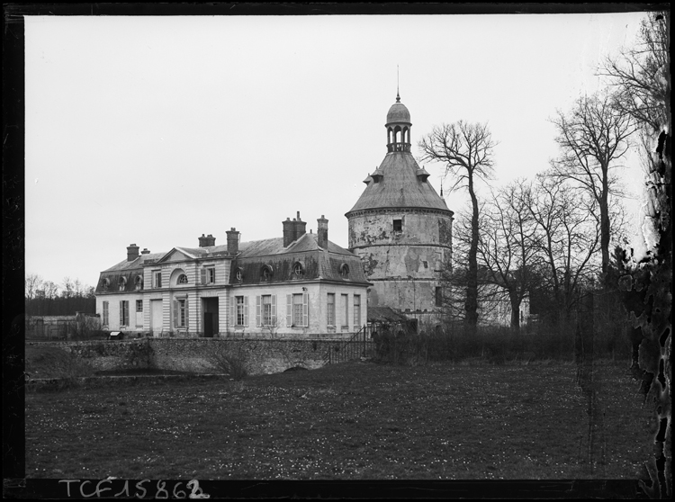 Communs et le donjon pris depuis le parc