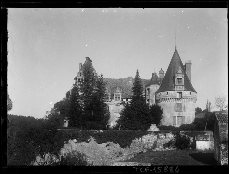 Façade principale prise de l’extérieur du mur d’enceinte