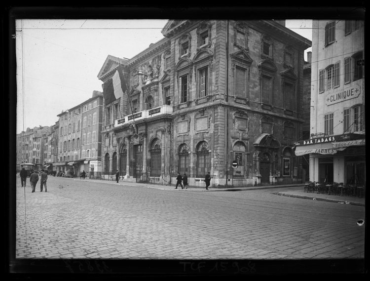 Vue latérale sur la façade principale