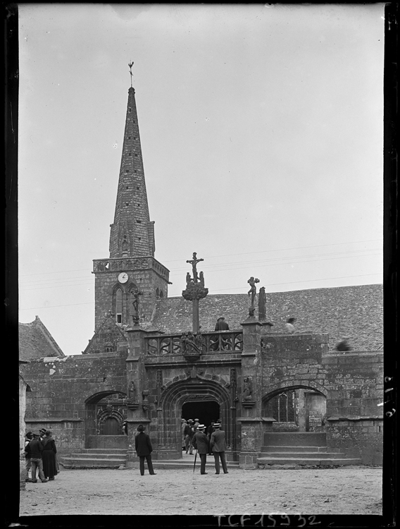 Entrée triomphale de l’enclos surmontée du calvaire et église à l’arrière