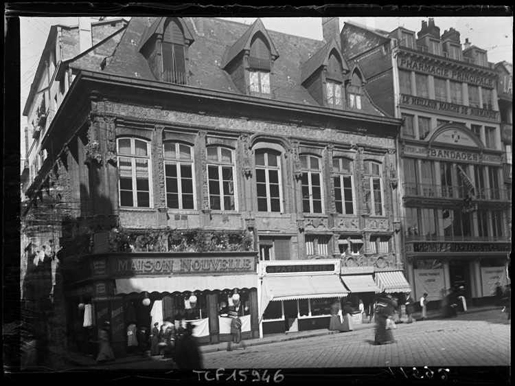 Façade sur la place